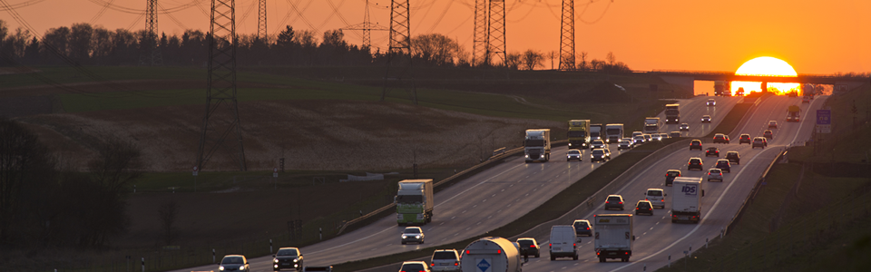 Foto eines Abschnitts der A8 bei Sonnenaufgang